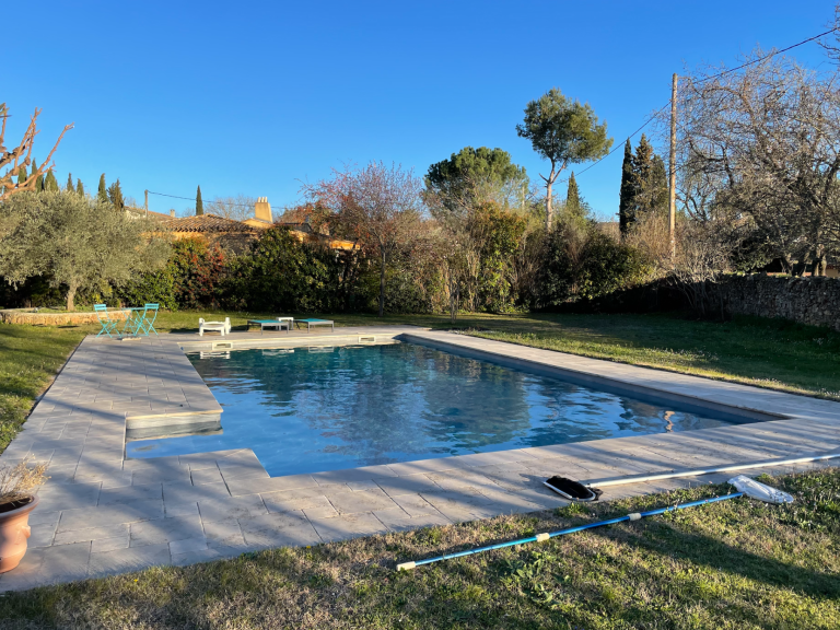 Photo d'une piscine sur laquelle nous avons posé une membrane armée gris clair
