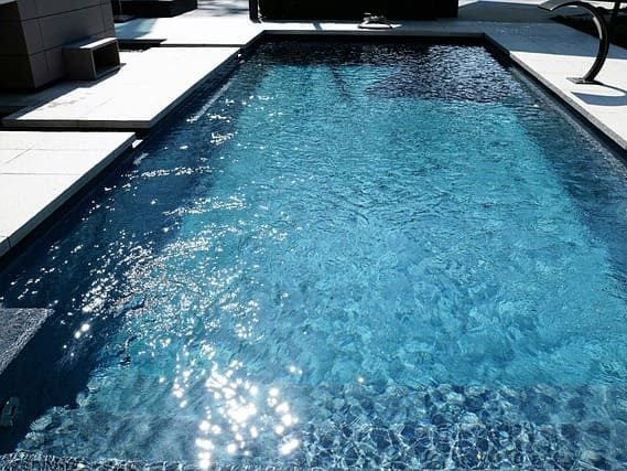 Piscine avec membrane armée grise